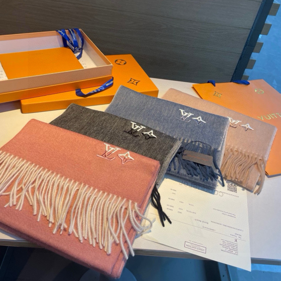 Louis Vuitton。 【刺绣羊绒围巾】怒赞自留，难得的高端男款！家属福利！L非常正的男士围巾~面