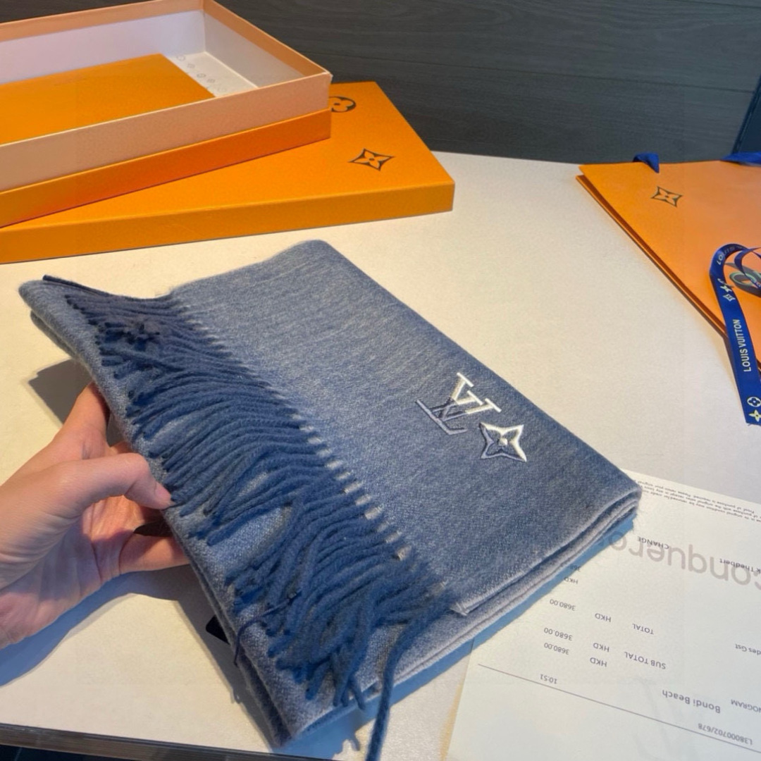Louis Vuitton。 【刺绣羊绒围巾】怒赞自留，难得的高端男款！家属福利！L非常正的男士围巾~面