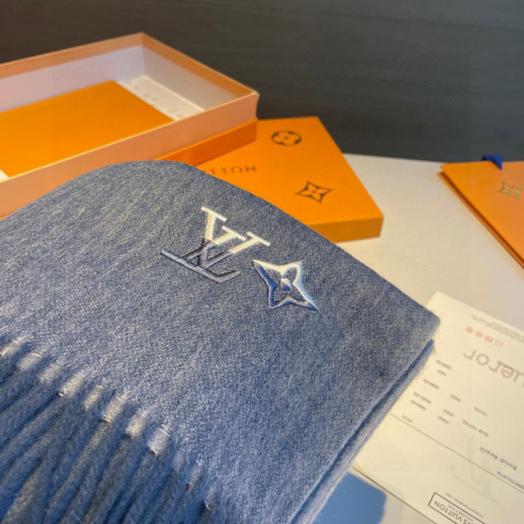 Louis Vuitton。 【刺绣羊绒围巾】怒赞自留，难得的高端男款！家属福利！L非常正的男士围巾~面