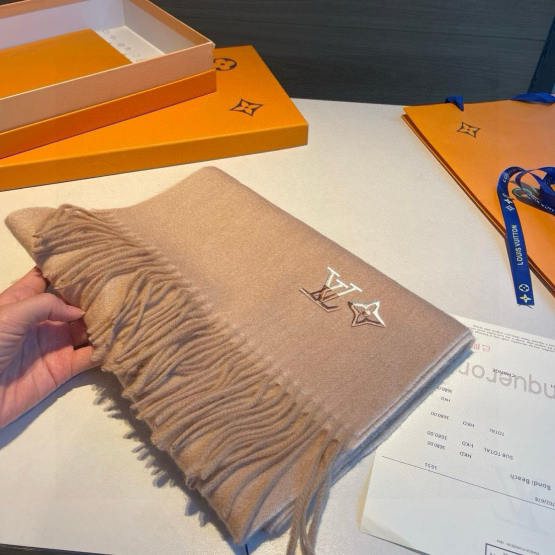 Louis Vuitton。 【刺绣羊绒围巾】怒赞自留，难得的高端男款！家属福利！L非常正的男士围巾~面