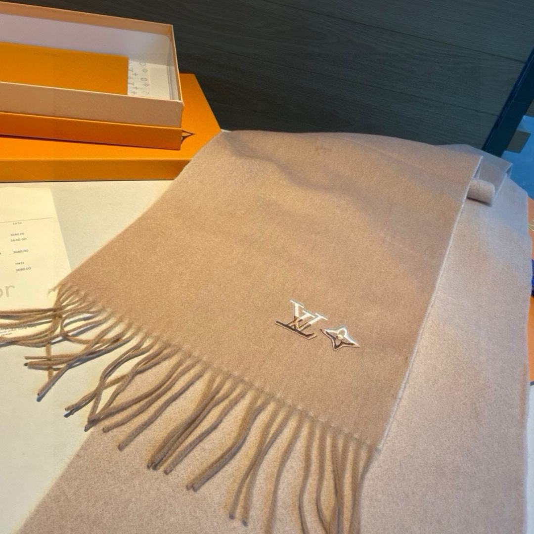 Louis Vuitton。 【刺绣羊绒围巾】怒赞自留，难得的高端男款！家属福利！L非常正的男士围巾~面