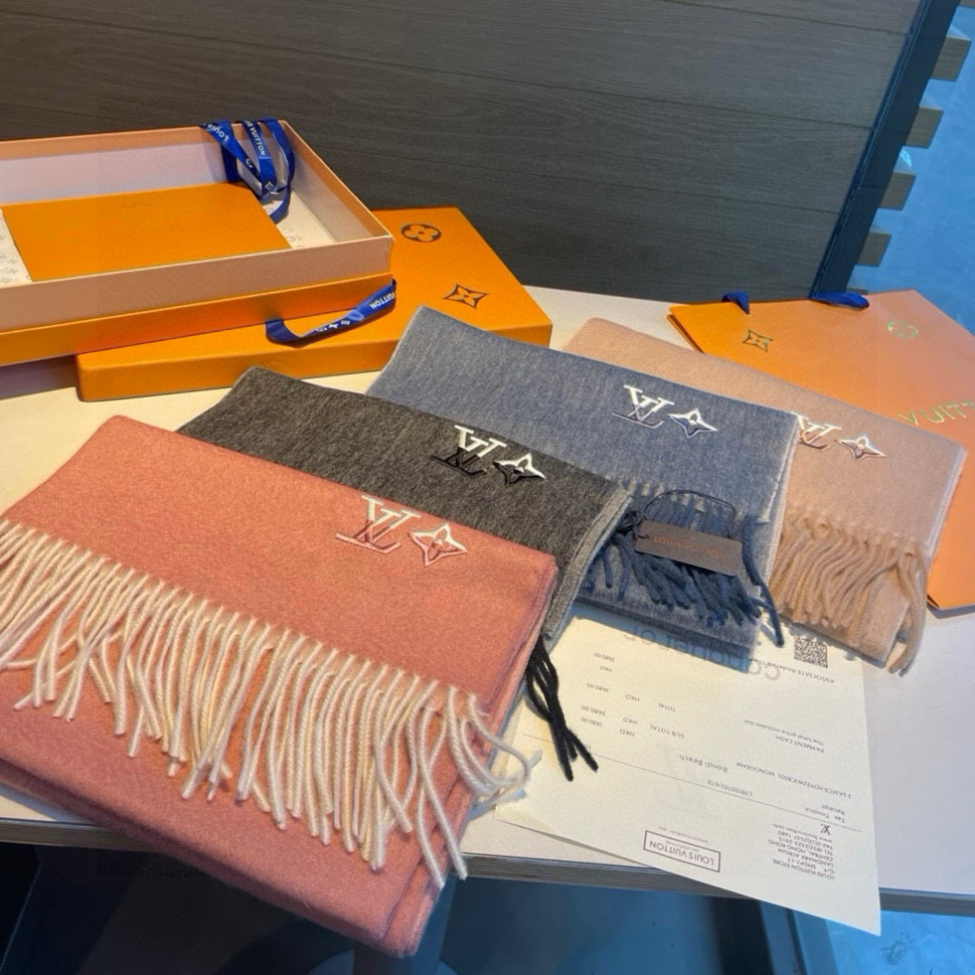Louis Vuitton。 【刺绣羊绒围巾】怒赞自留，难得的高端男款！家属福利！L非常正的男士围巾~面