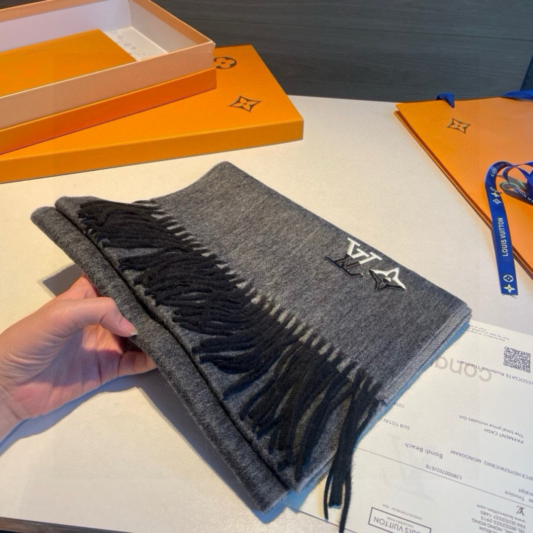 Louis Vuitton。 【刺绣羊绒围巾】怒赞自留，难得的高端男款！家属福利！L非常正的男士围巾~面