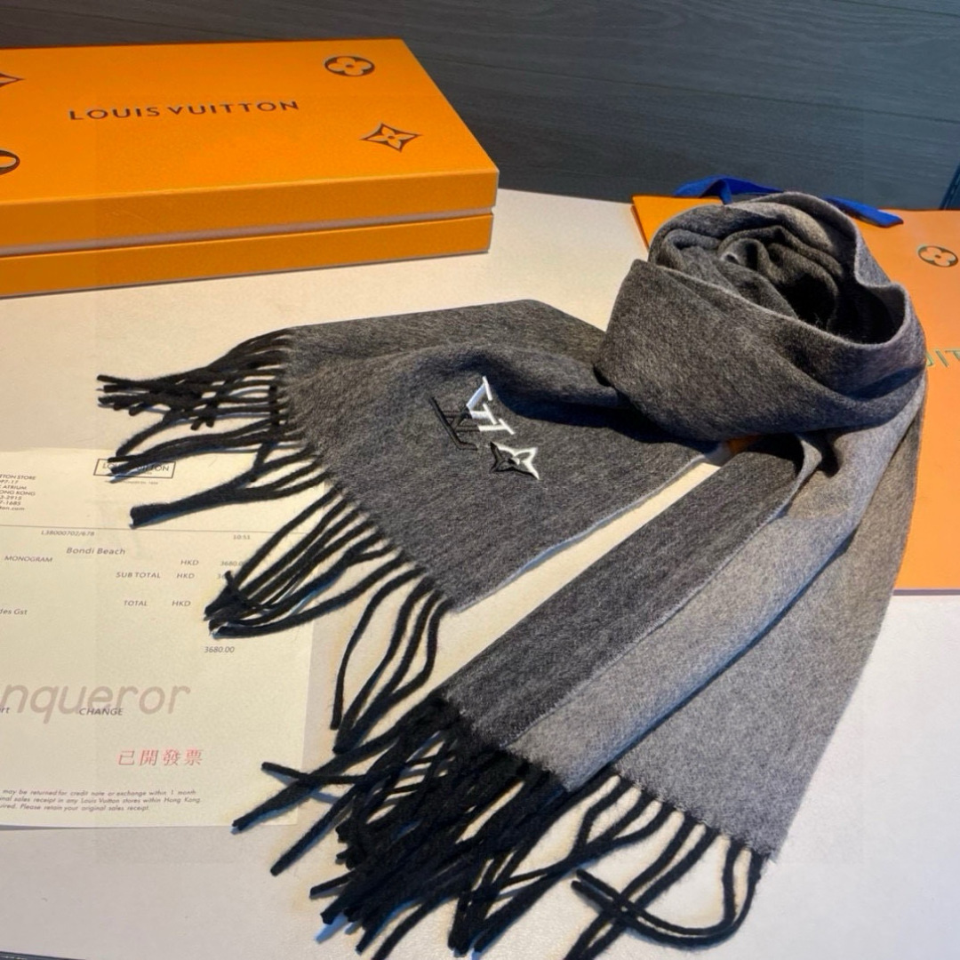 Louis Vuitton。 【刺绣羊绒围巾】怒赞自留，难得的高端男款！家属福利！L非常正的男士围巾~面
