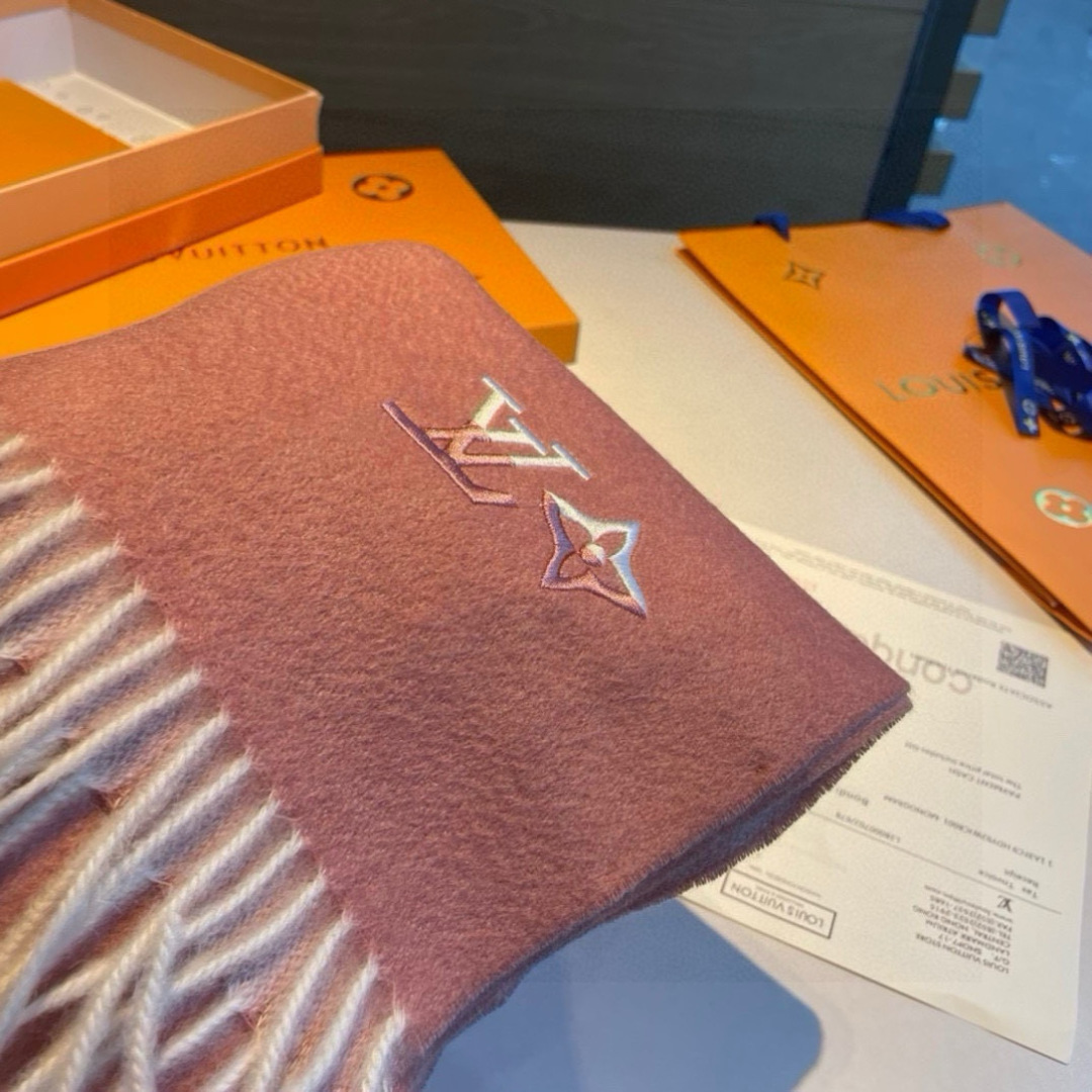 Louis Vuitton。 【刺绣羊绒围巾】怒赞自留，难得的高端男款！家属福利！L非常正的男士围巾~面