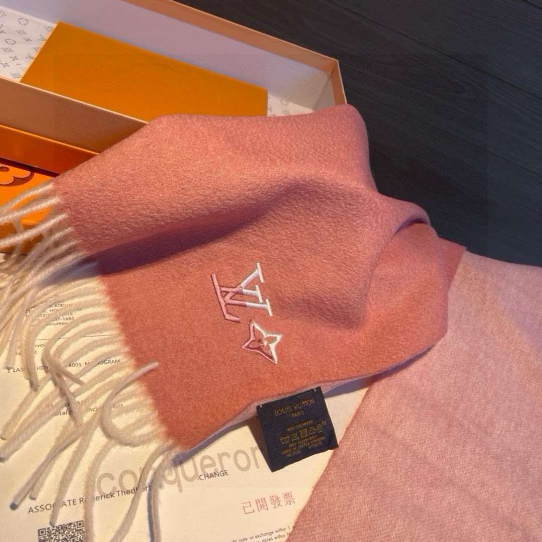 Louis Vuitton。 【刺绣羊绒围巾】怒赞自留，难得的高端男款！家属福利！L非常正的男士围巾~面