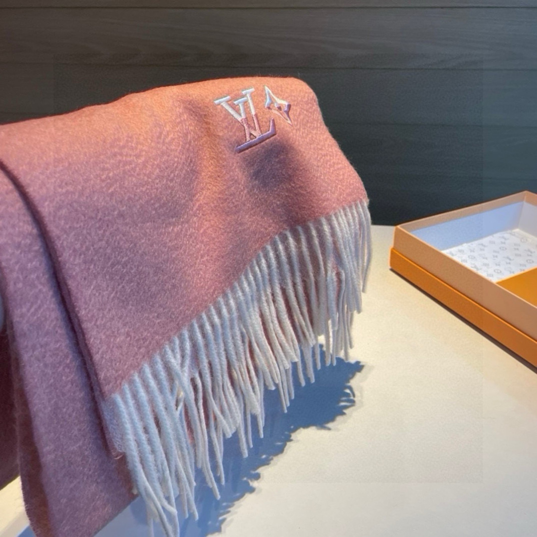 Louis Vuitton。 【刺绣羊绒围巾】怒赞自留，难得的高端男款！家属福利！L非常正的男士围巾~面