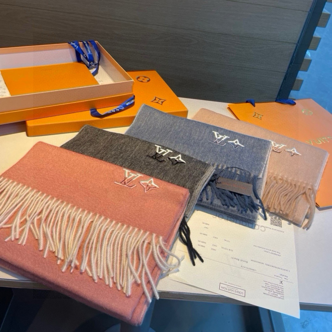 Louis Vuitton。 【刺绣羊绒围巾】怒赞自留，难得的高端男款！家属福利！L非常正的男士围巾~面