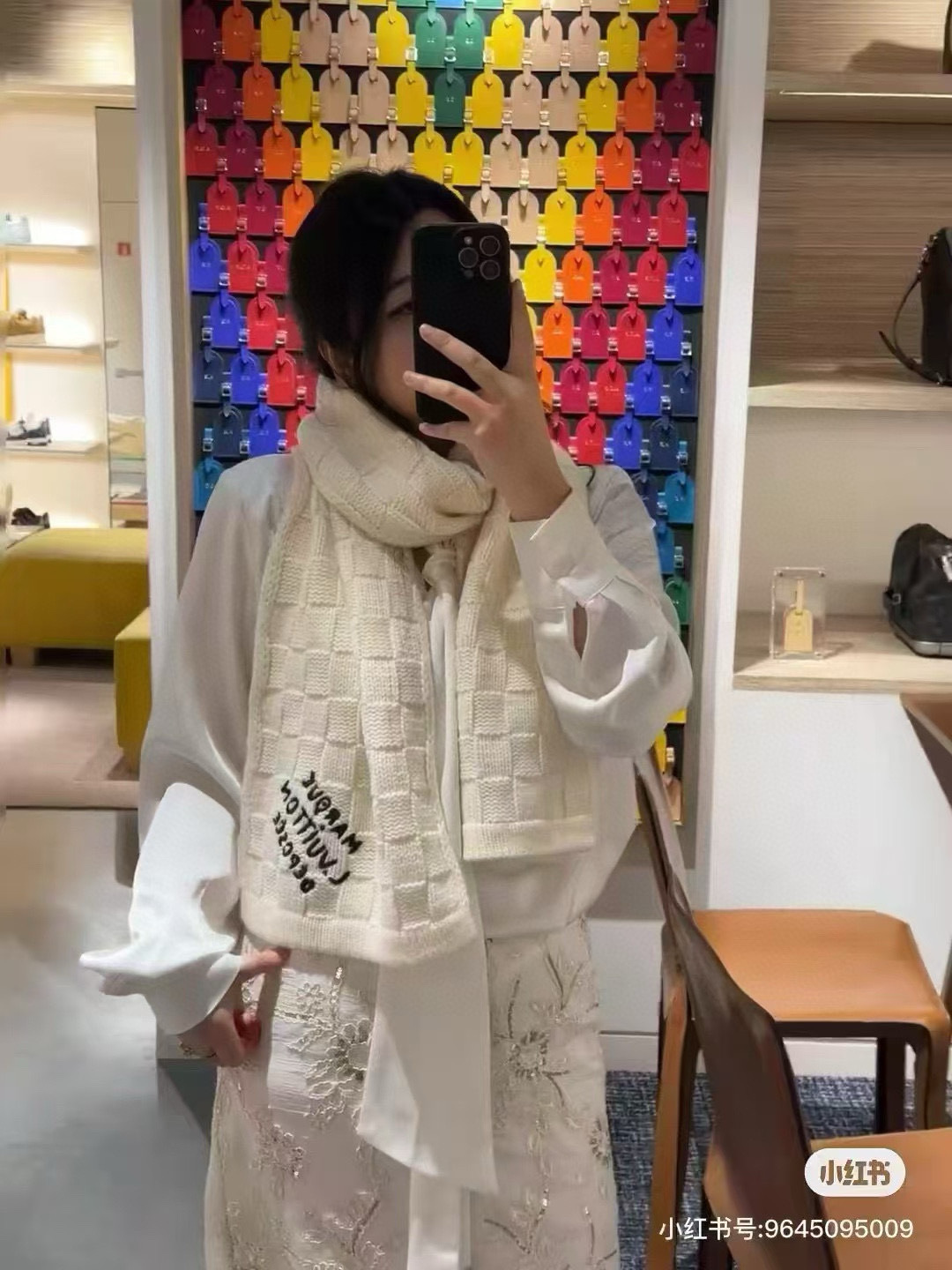 Damier Snug 围巾以绵羊毛针织呈现立体肌理，为 Pharrell Williams 创作的格纹