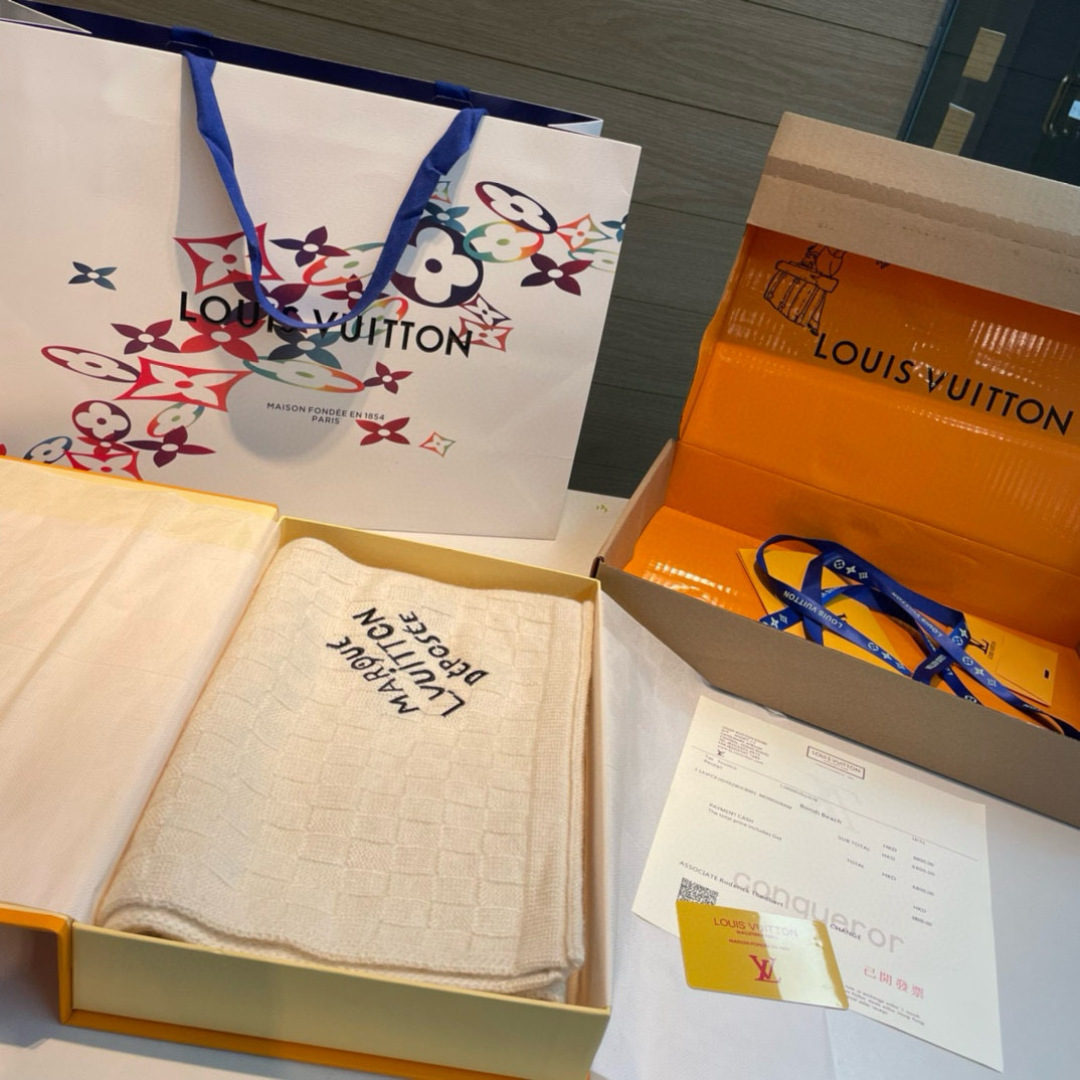 Damier Snug 围巾以绵羊毛针织呈现立体肌理，为 Pharrell Williams 创作的格纹