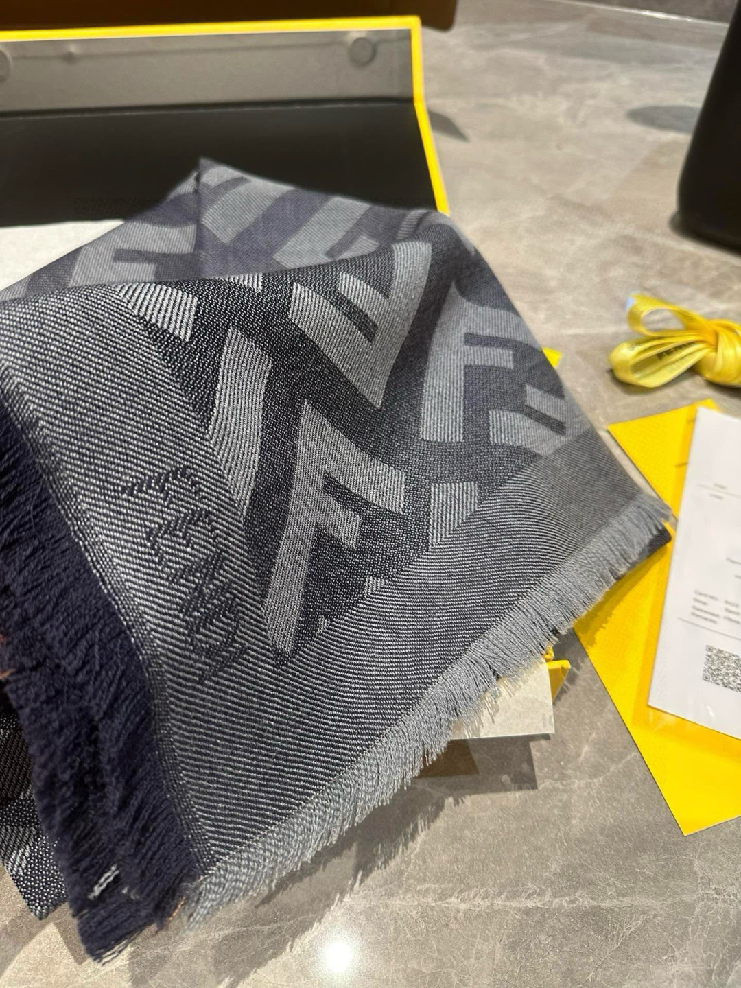 【高品质】Fendi新款，男女同款双面提花围巾，芬迪一改往日的老花系列，采用复古格子风格，真是把时尚潮流