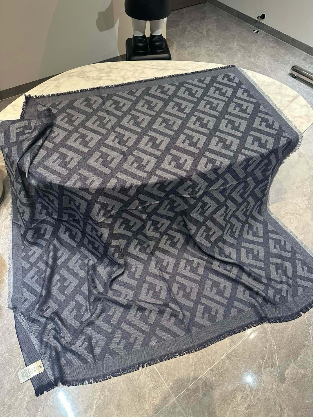 【高品质】Fendi新款，男女同款双面提花围巾，芬迪一改往日的老花系列，采用复古格子风格，真是把时尚潮流