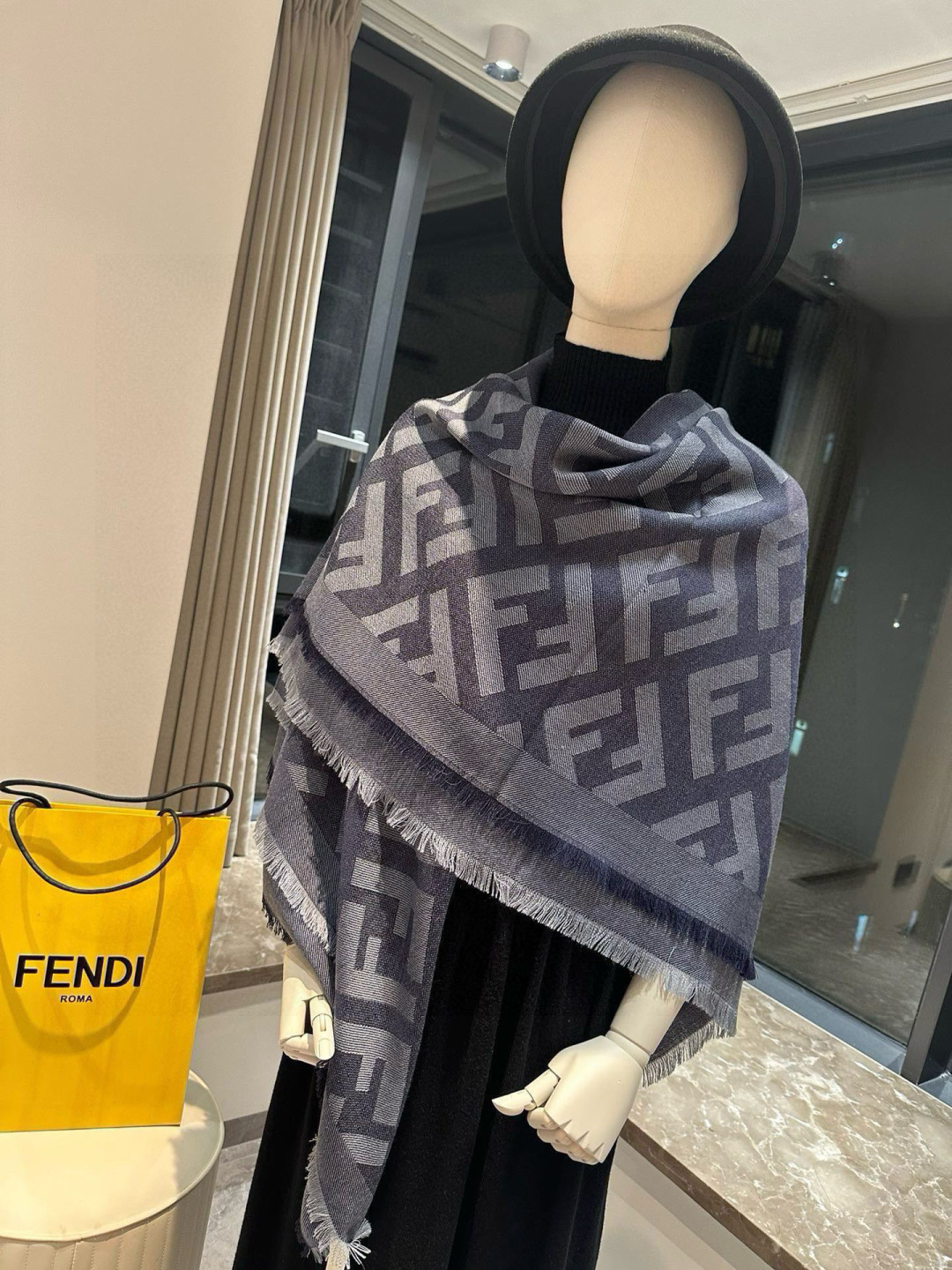 【高品质】Fendi新款，男女同款双面提花围巾，芬迪一改往日的老花系列，采用复古格子风格，真是把时尚潮流