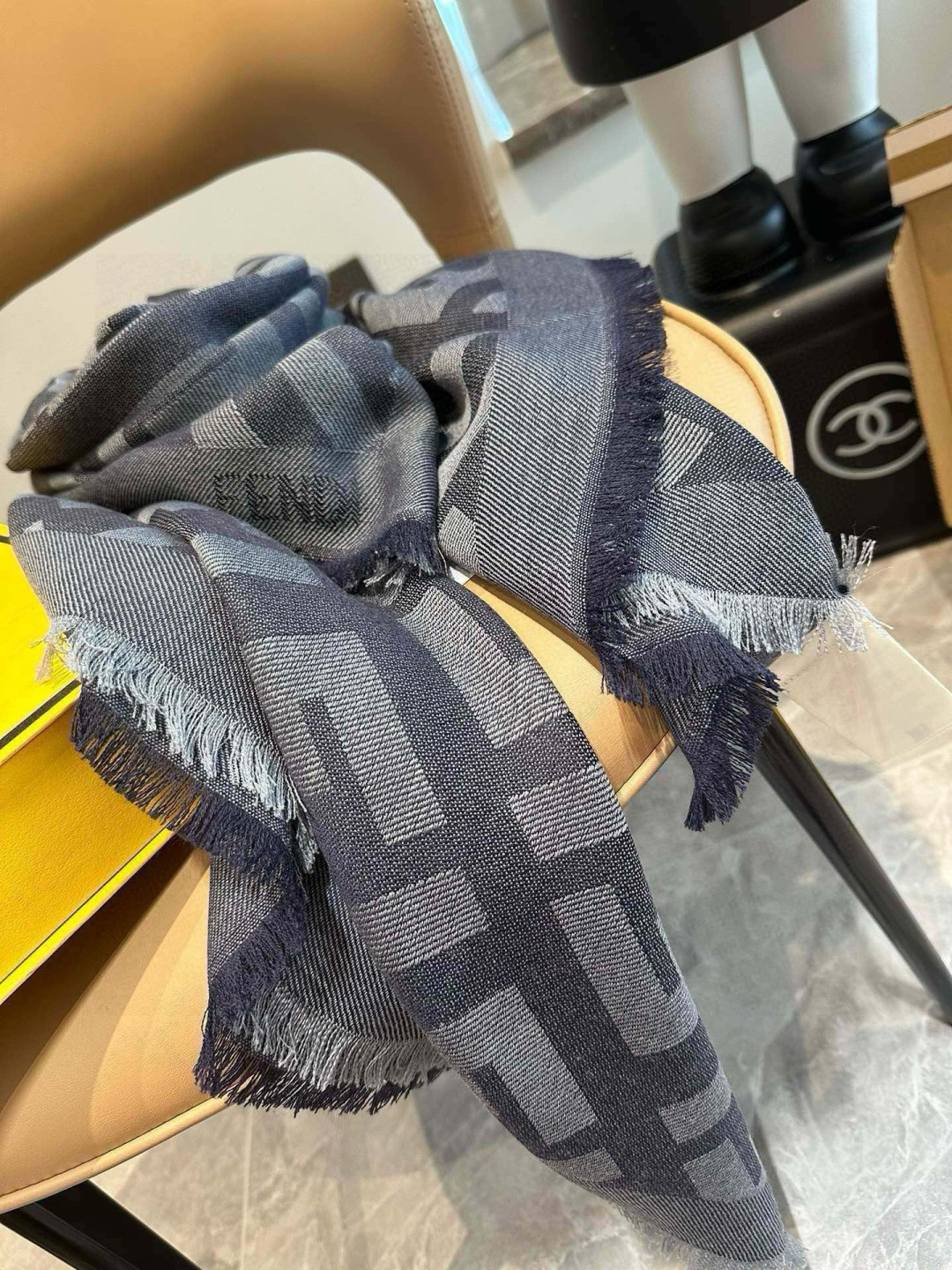 【高品质】Fendi新款，男女同款双面提花围巾，芬迪一改往日的老花系列，采用复古格子风格，真是把时尚潮流