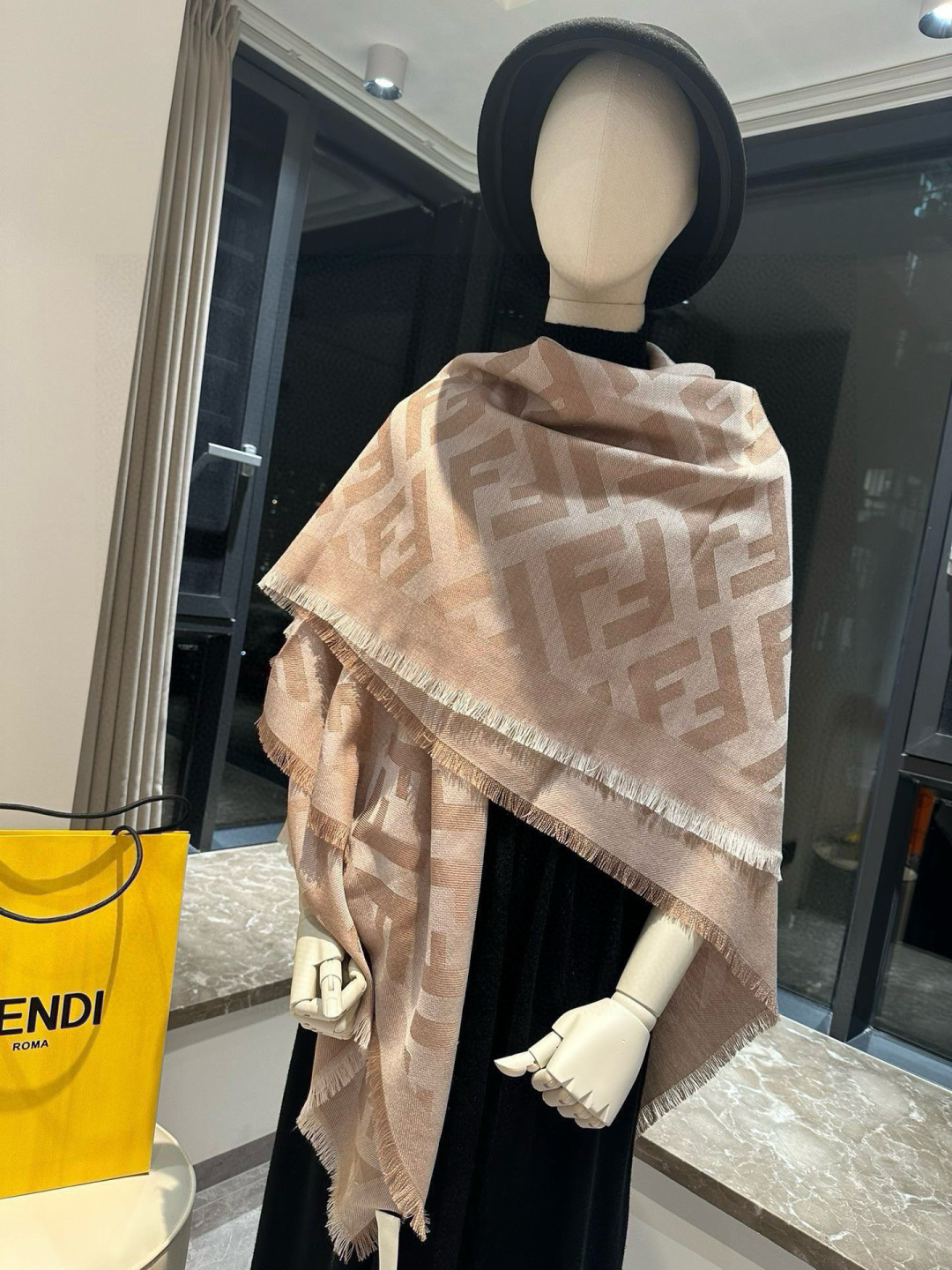 【高品质】Fendi新款，男女同款双面提花围巾，芬迪一改往日的老花系列，采用复古格子风格，真是把时尚潮流