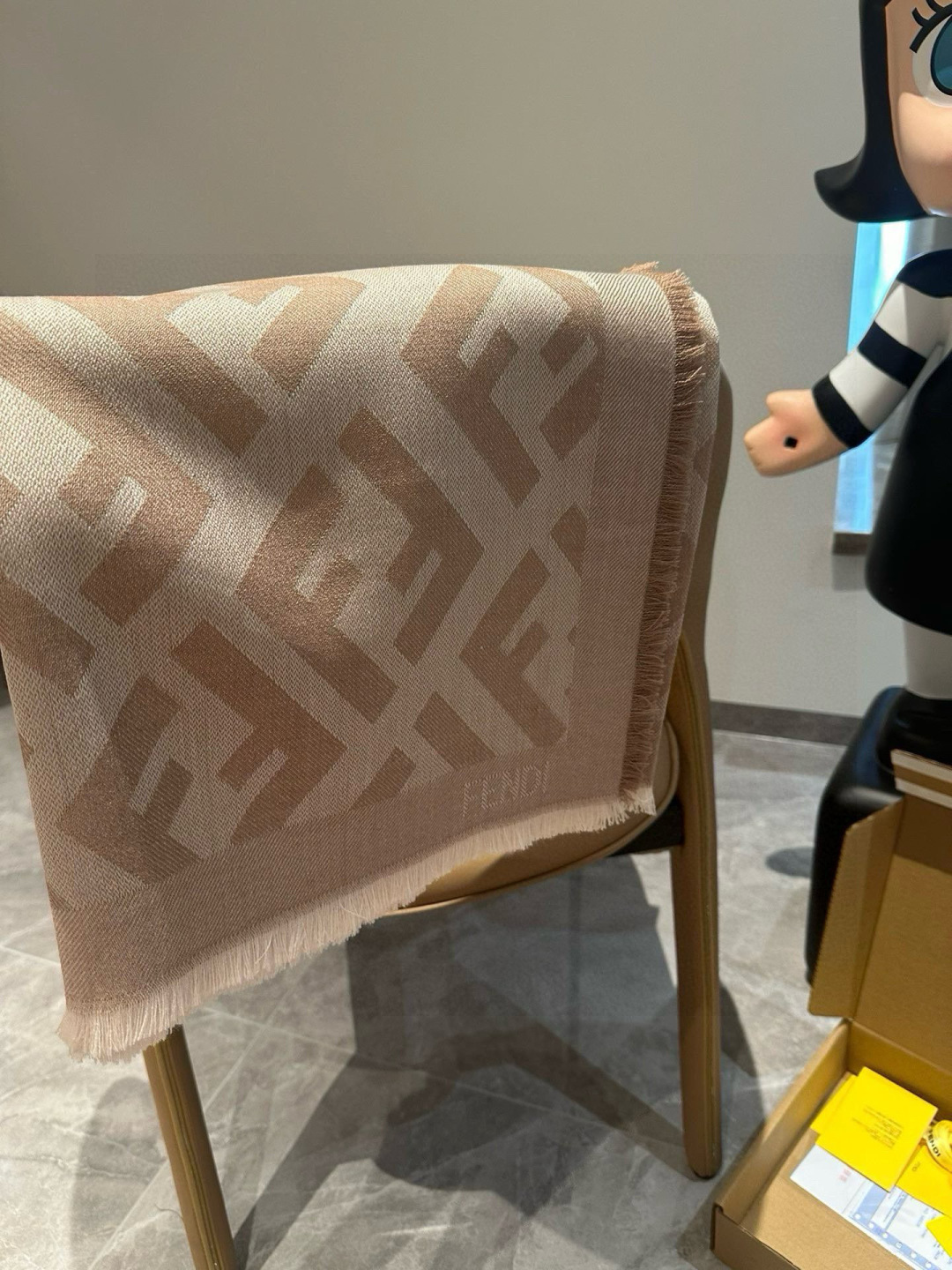 【高品质】Fendi新款，男女同款双面提花围巾，芬迪一改往日的老花系列，采用复古格子风格，真是把时尚潮流