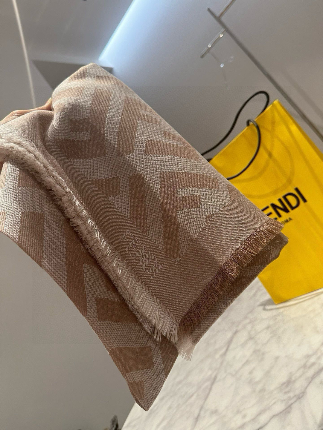 【高品质】Fendi新款，男女同款双面提花围巾，芬迪一改往日的老花系列，采用复古格子风格，真是把时尚潮流