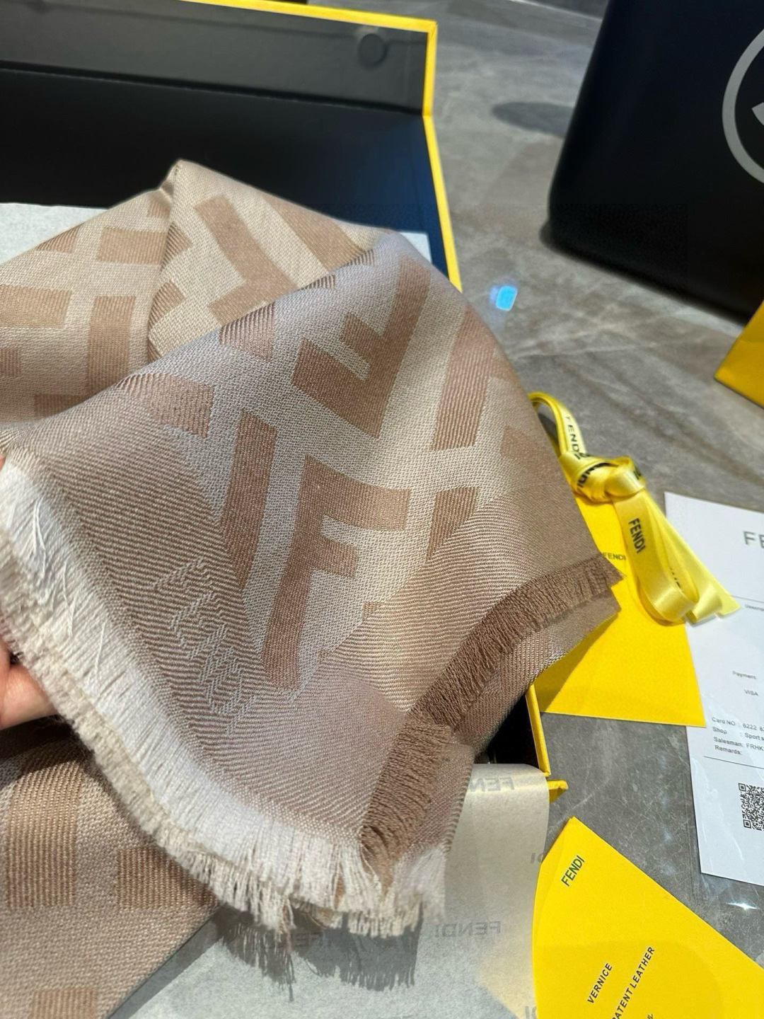 【高品质】Fendi新款，男女同款双面提花围巾，芬迪一改往日的老花系列，采用复古格子风格，真是把时尚潮流
