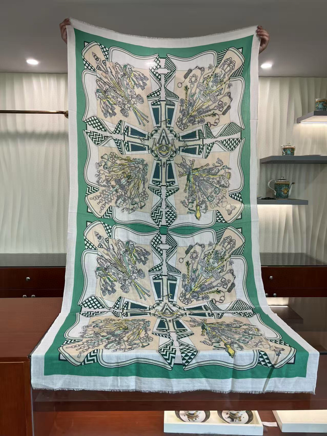 会发光发亮的围巾银丝羊绒长巾✨专柜同步‼️真心赞‼️驴家路易威登经典 Monogram 图案搭配彩色边框