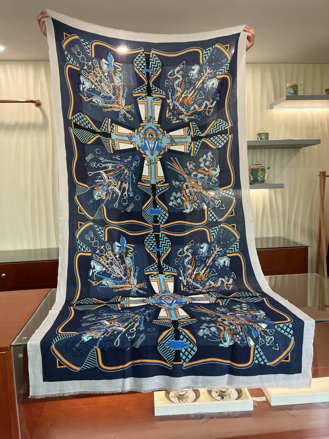 会发光发亮的围巾银丝羊绒长巾✨专柜同步‼️真心赞‼️驴家路易威登经典 Monogram 图案搭配彩色边框