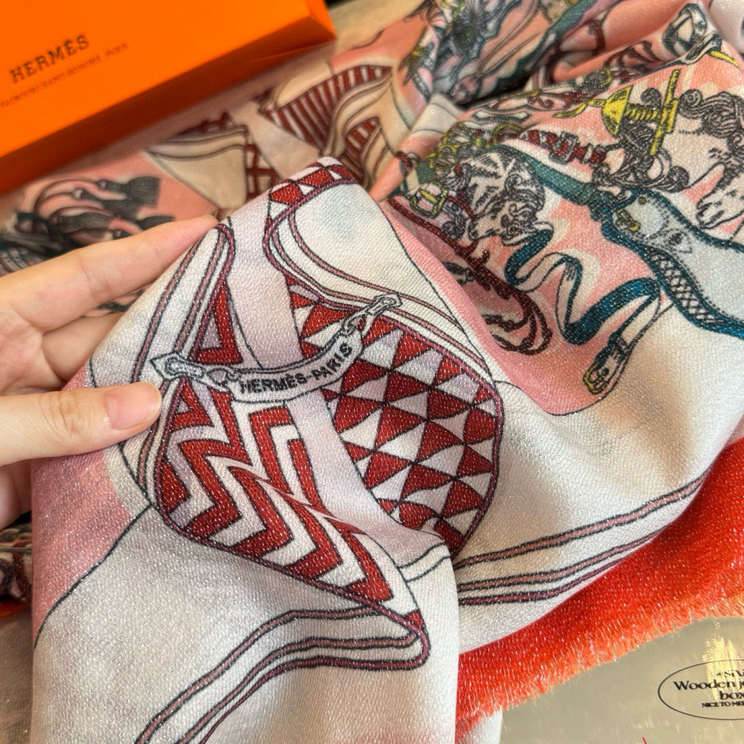 会发光发亮的围巾银丝羊绒长巾✨专柜同步‼️真心赞‼️驴家路易威登经典 Monogram 图案搭配彩色边框