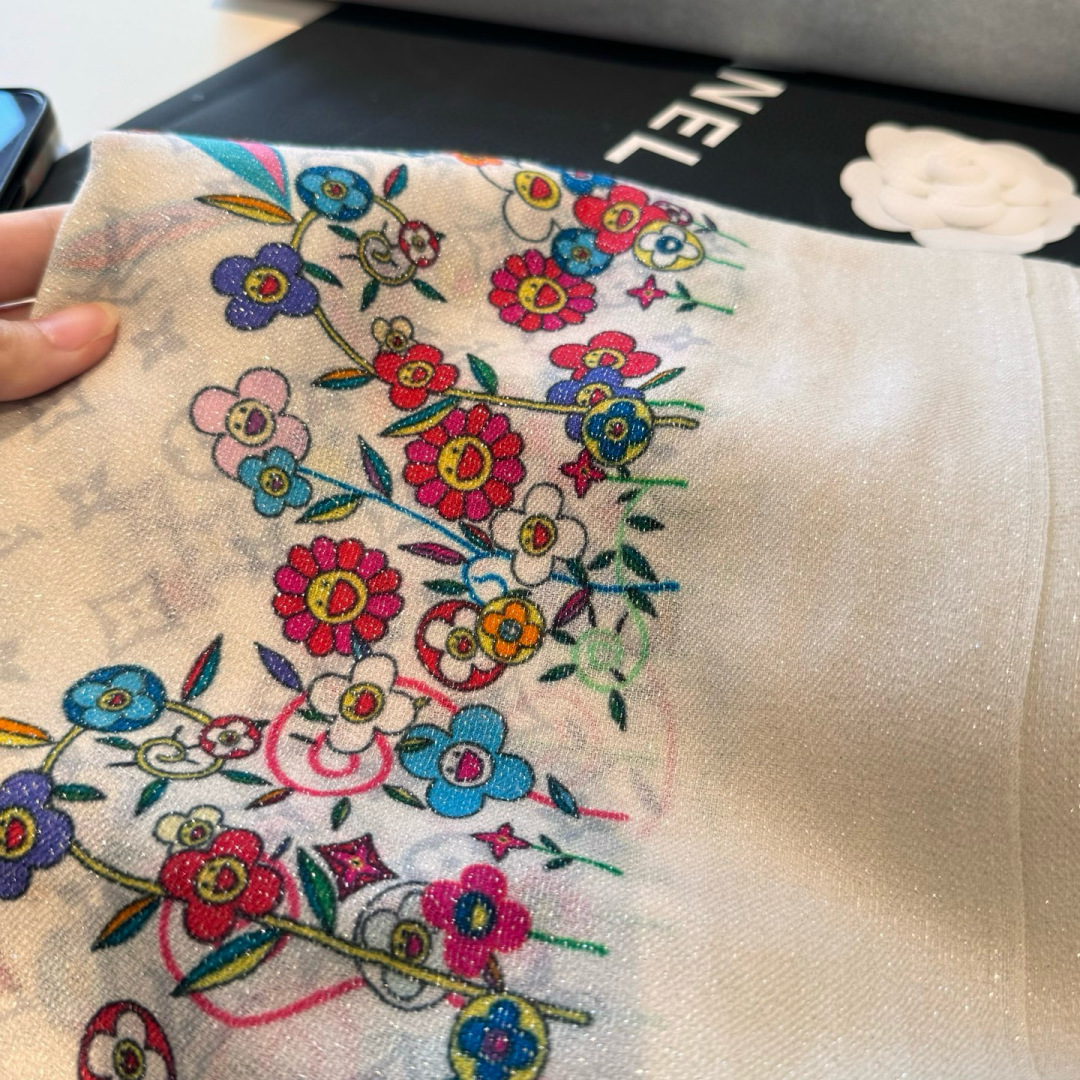 会发光发亮的围巾银丝羊绒长巾✨专柜同步‼️真心赞‼️驴家路易威登经典 Monogram 图案搭配彩色边框