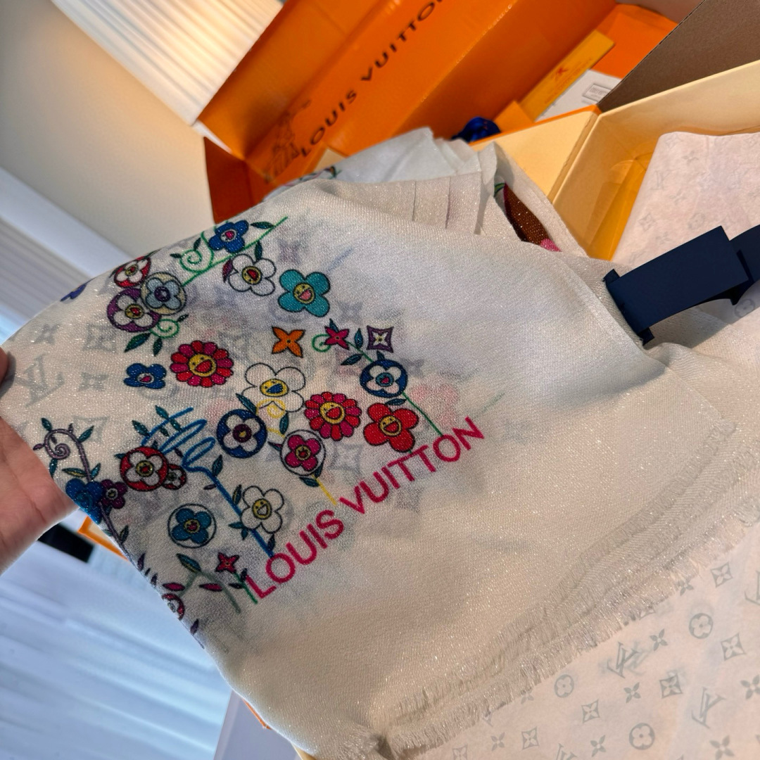 会发光发亮的围巾银丝羊绒长巾✨专柜同步‼️真心赞‼️驴家路易威登经典 Monogram 图案搭配彩色边框