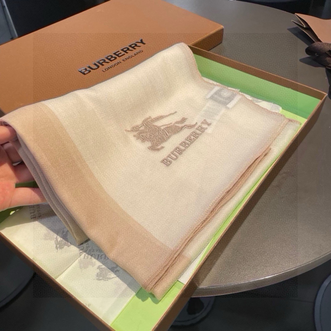 巴宝莉Burberry 经典专柜款、专柜同步 超薄羊绒格子披肩现货秒发 衣柜必备经典款VIP推荐！！！早