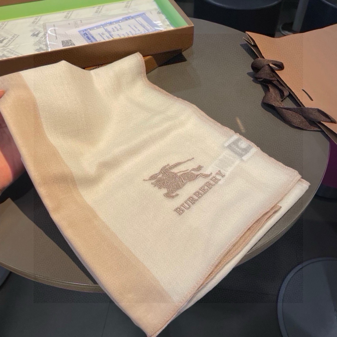 巴宝莉Burberry 经典专柜款、专柜同步 超薄羊绒格子披肩现货秒发 衣柜必备经典款VIP推荐！！！早