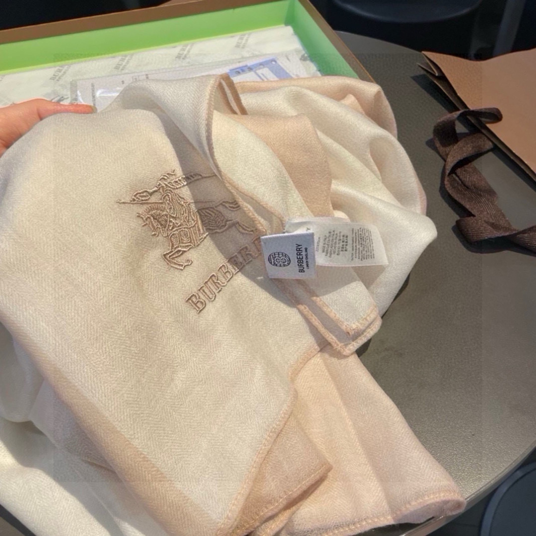 巴宝莉Burberry 经典专柜款、专柜同步 超薄羊绒格子披肩现货秒发 衣柜必备经典款VIP推荐！！！早