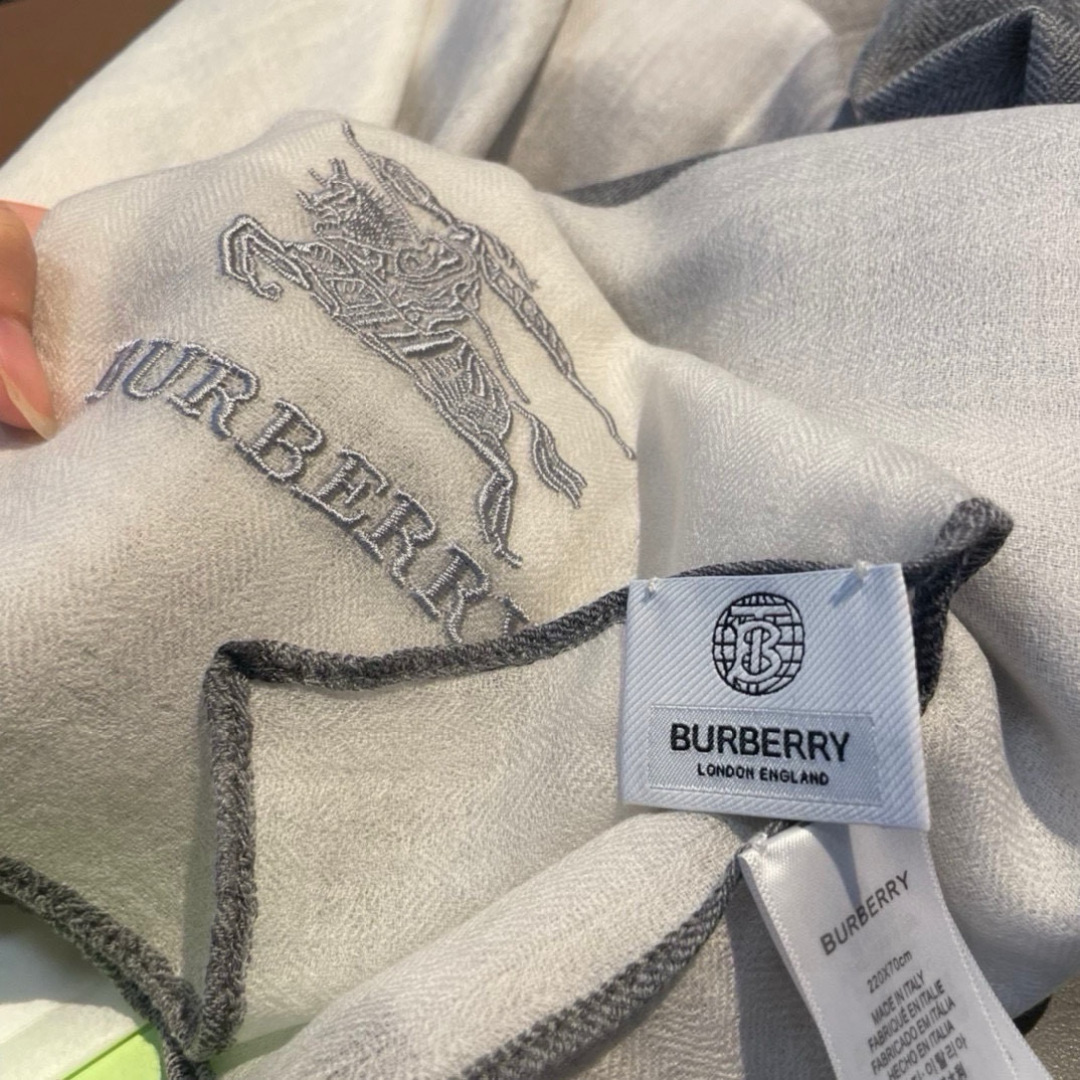 巴宝莉Burberry 经典专柜款、专柜同步 超薄羊绒格子披肩现货秒发 衣柜必备经典款VIP推荐！！！早
