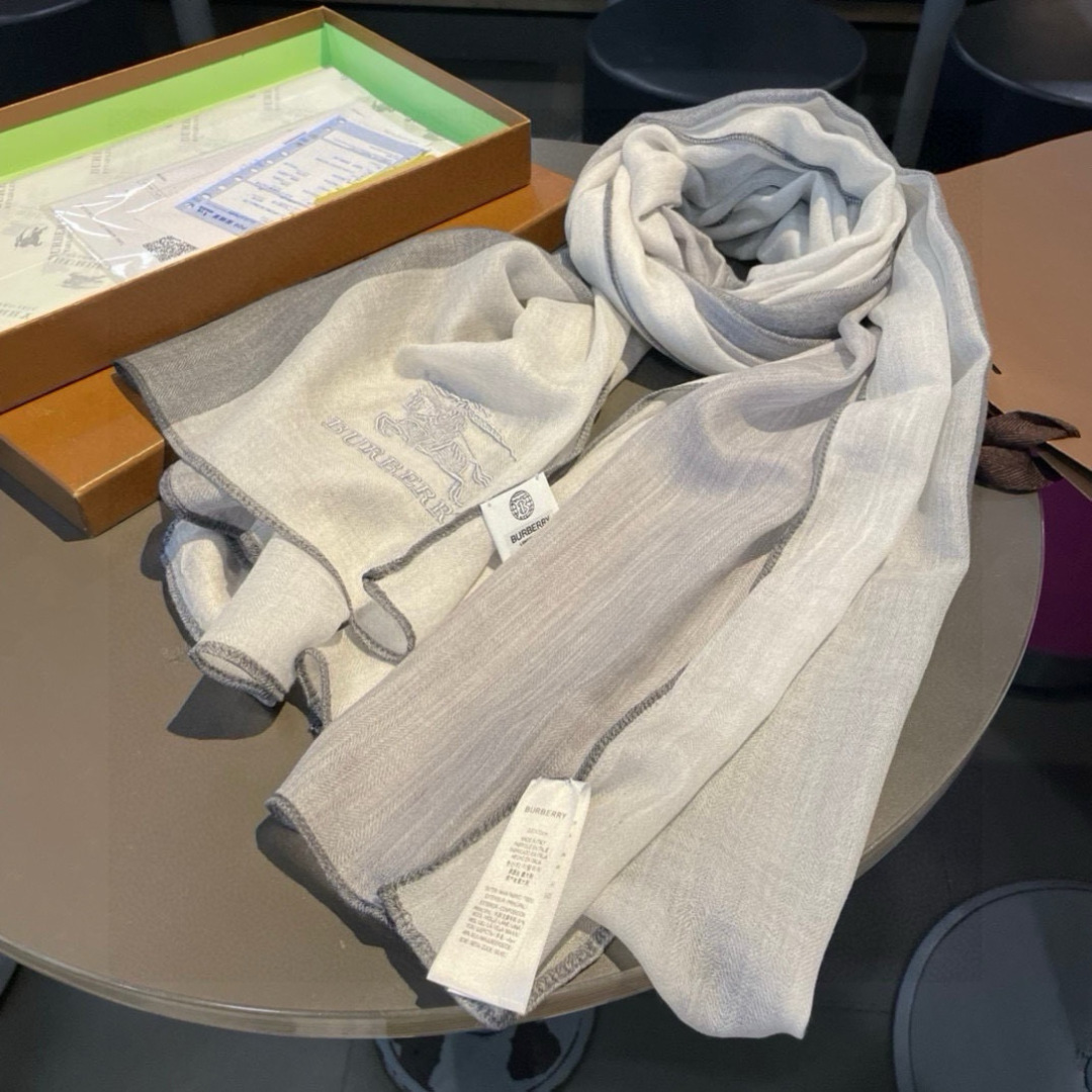 巴宝莉Burberry 经典专柜款、专柜同步 超薄羊绒格子披肩现货秒发 衣柜必备经典款VIP推荐！！！早