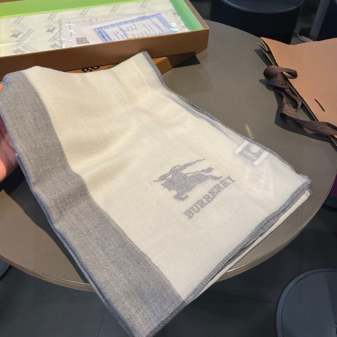 巴宝莉Burberry 经典专柜款、专柜同步 超薄羊绒格子披肩现货秒发 衣柜必备经典款VIP推荐！！！早