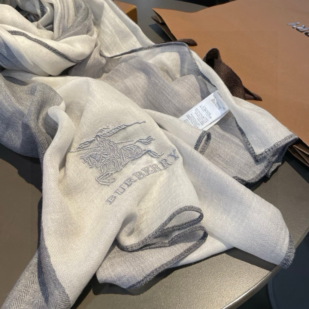 巴宝莉Burberry 经典专柜款、专柜同步 超薄羊绒格子披肩现货秒发 衣柜必备经典款VIP推荐！！！早