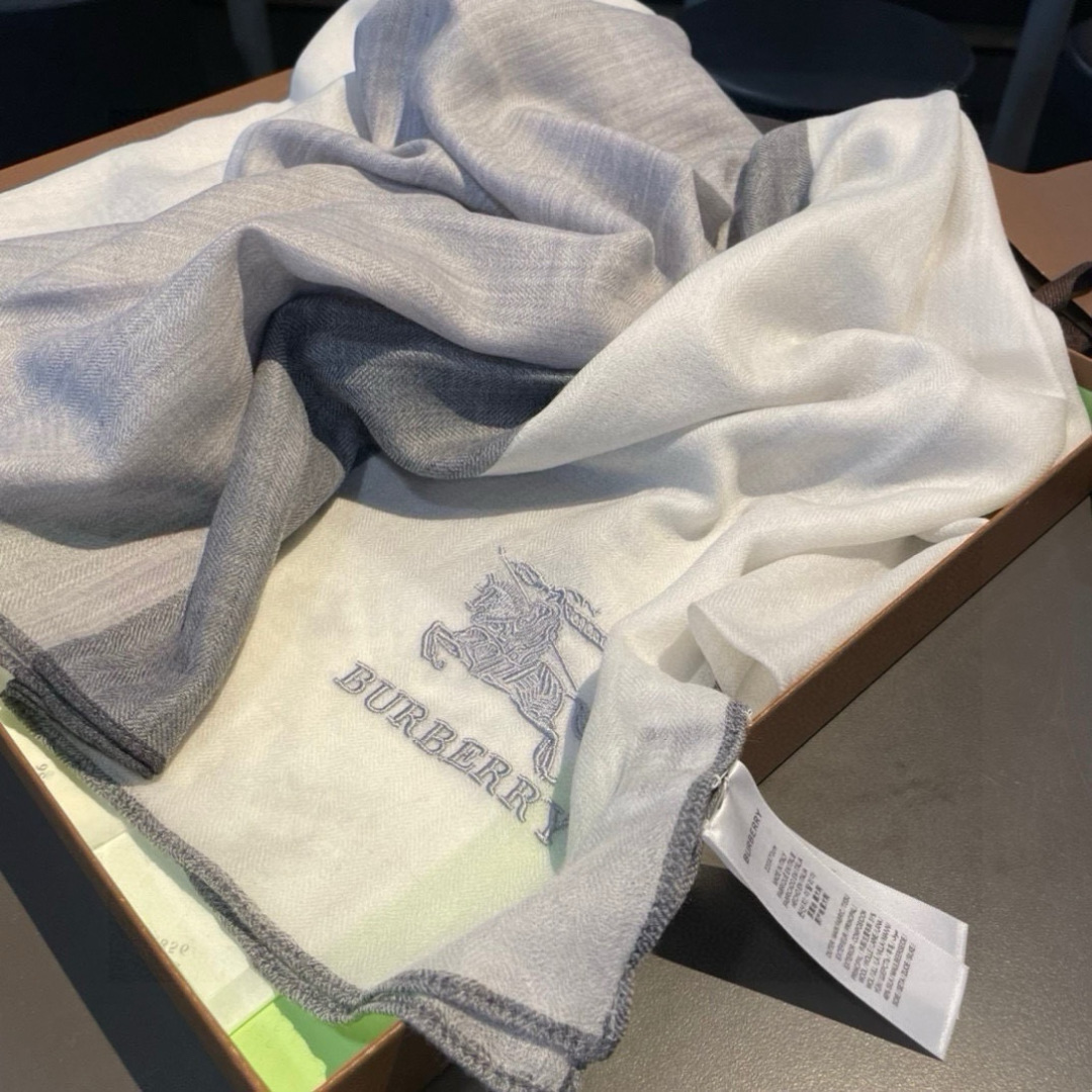 巴宝莉Burberry 经典专柜款、专柜同步 超薄羊绒格子披肩现货秒发 衣柜必备经典款VIP推荐！！！早