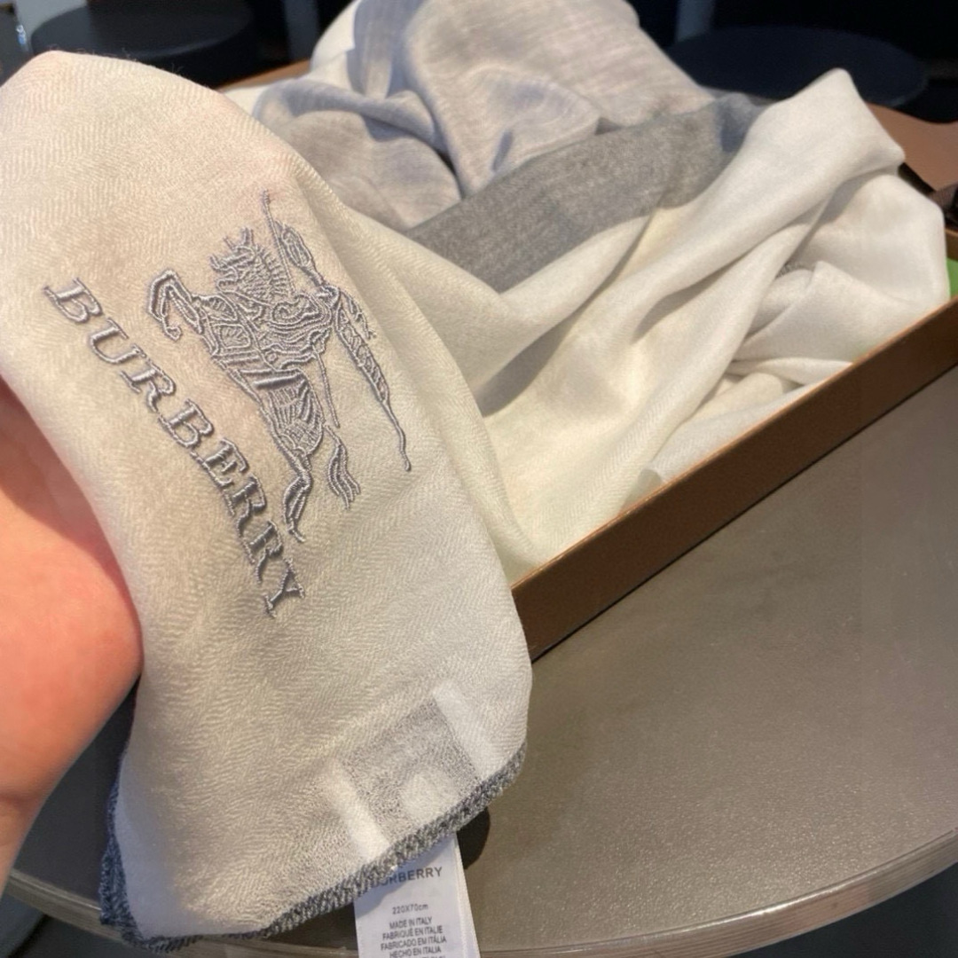 巴宝莉Burberry 经典专柜款、专柜同步 超薄羊绒格子披肩现货秒发 衣柜必备经典款VIP推荐！！！早