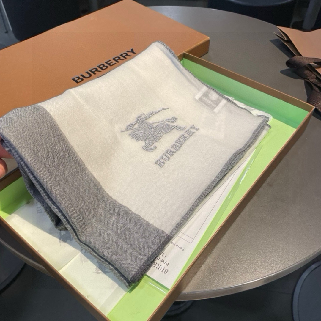 巴宝莉Burberry 经典专柜款、专柜同步 超薄羊绒格子披肩现货秒发 衣柜必备经典款VIP推荐！！！早