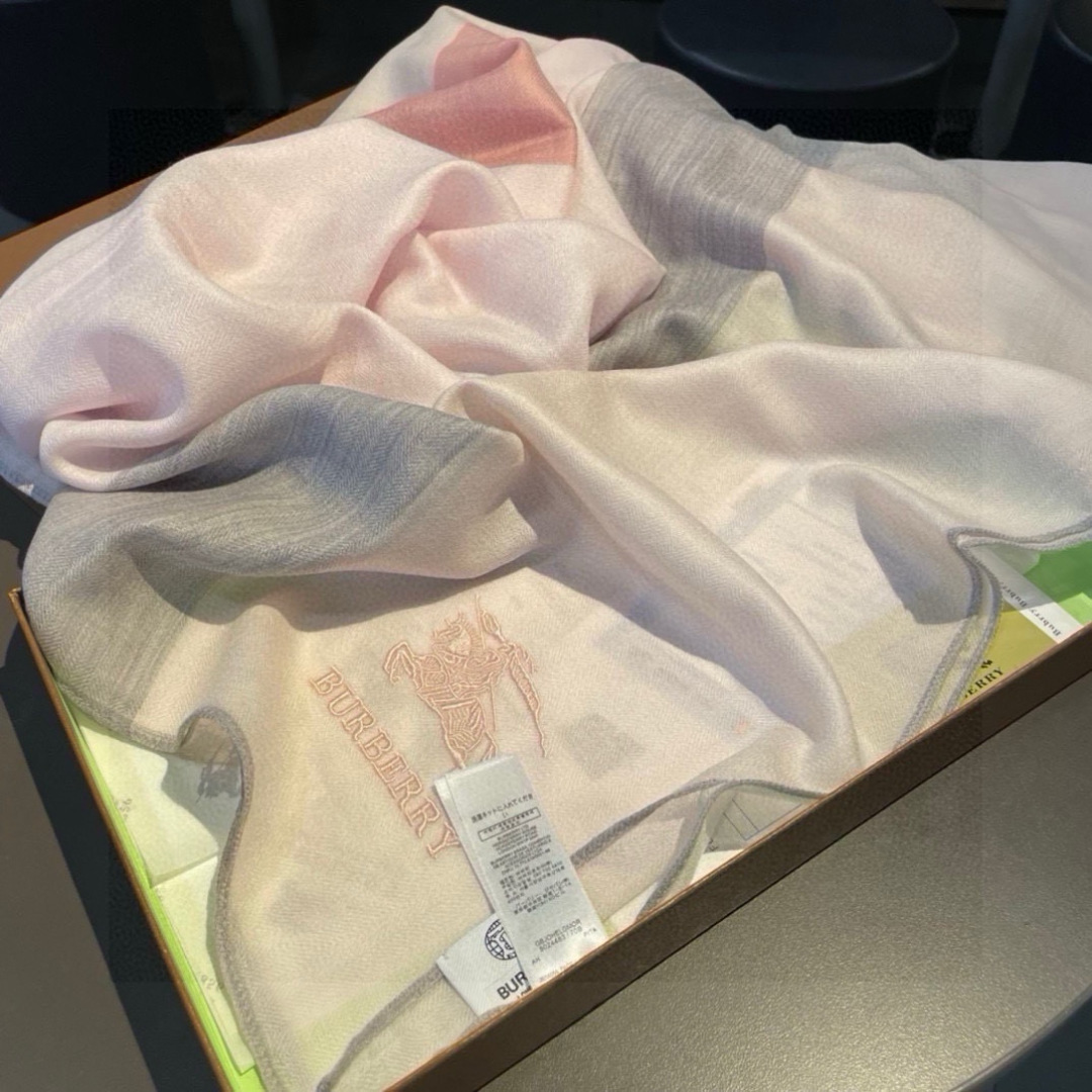 巴宝莉Burberry 经典专柜款、专柜同步 超薄羊绒格子披肩现货秒发 衣柜必备经典款VIP推荐！！！早