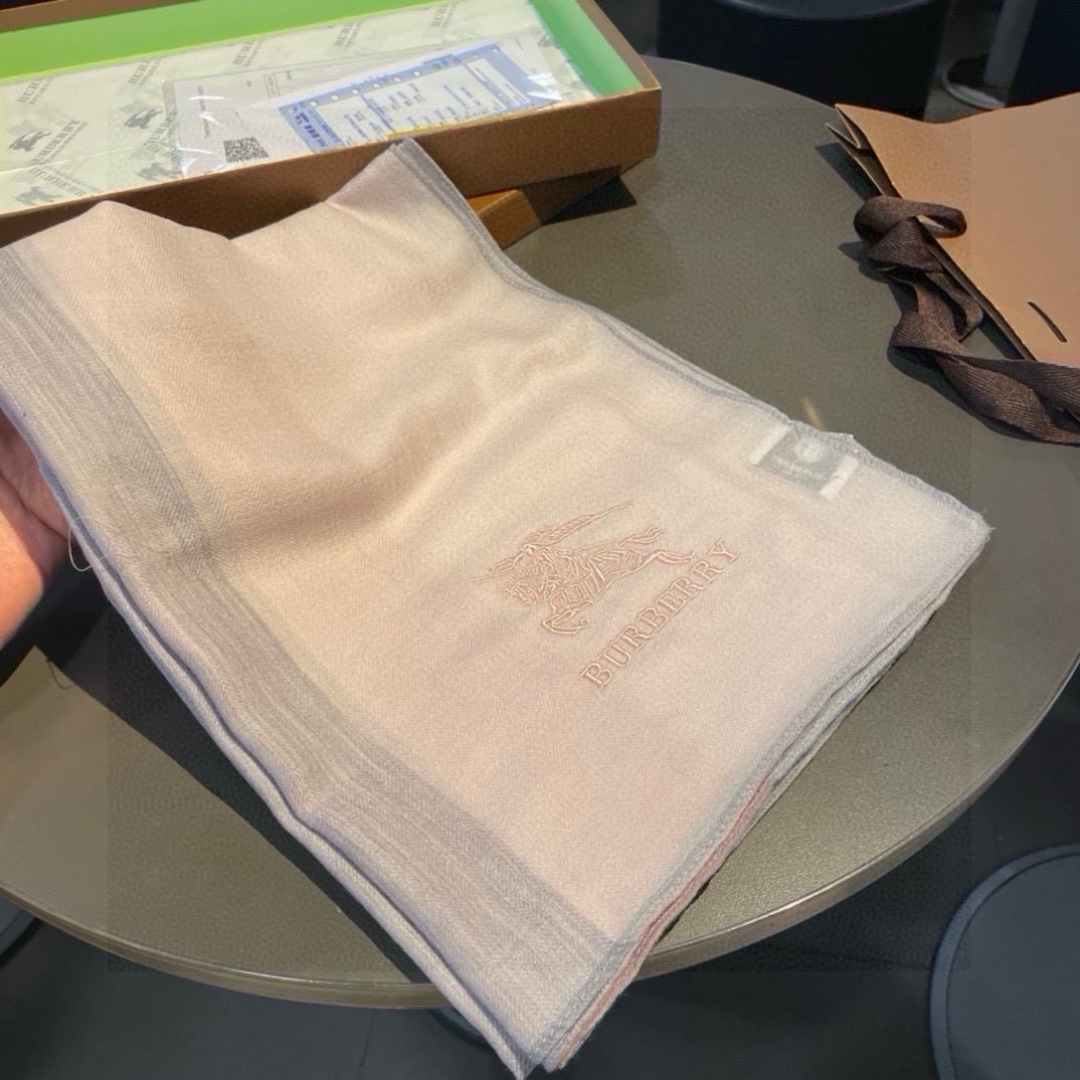 巴宝莉Burberry 经典专柜款、专柜同步 超薄羊绒格子披肩现货秒发 衣柜必备经典款VIP推荐！！！早