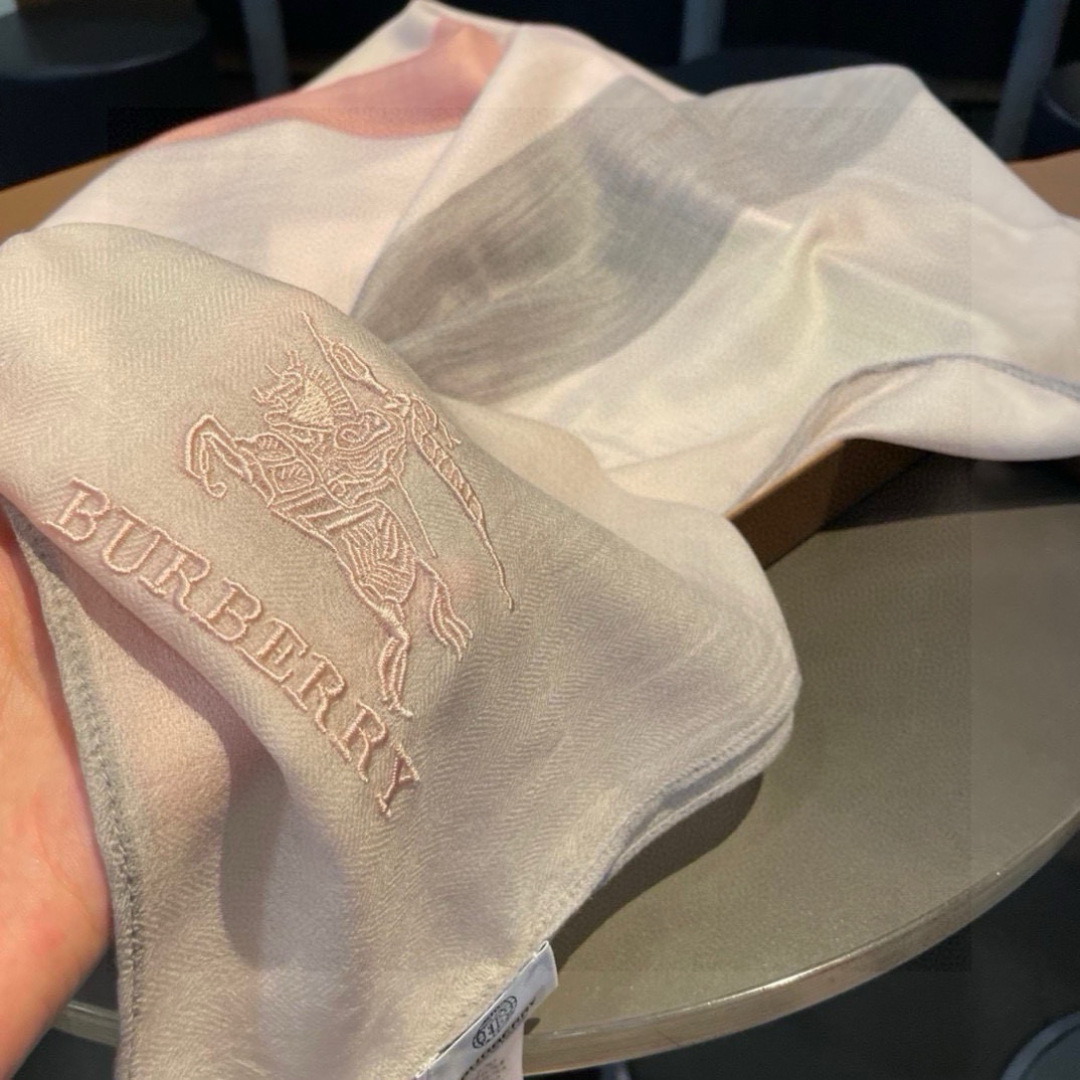 巴宝莉Burberry 经典专柜款、专柜同步 超薄羊绒格子披肩现货秒发 衣柜必备经典款VIP推荐！！！早