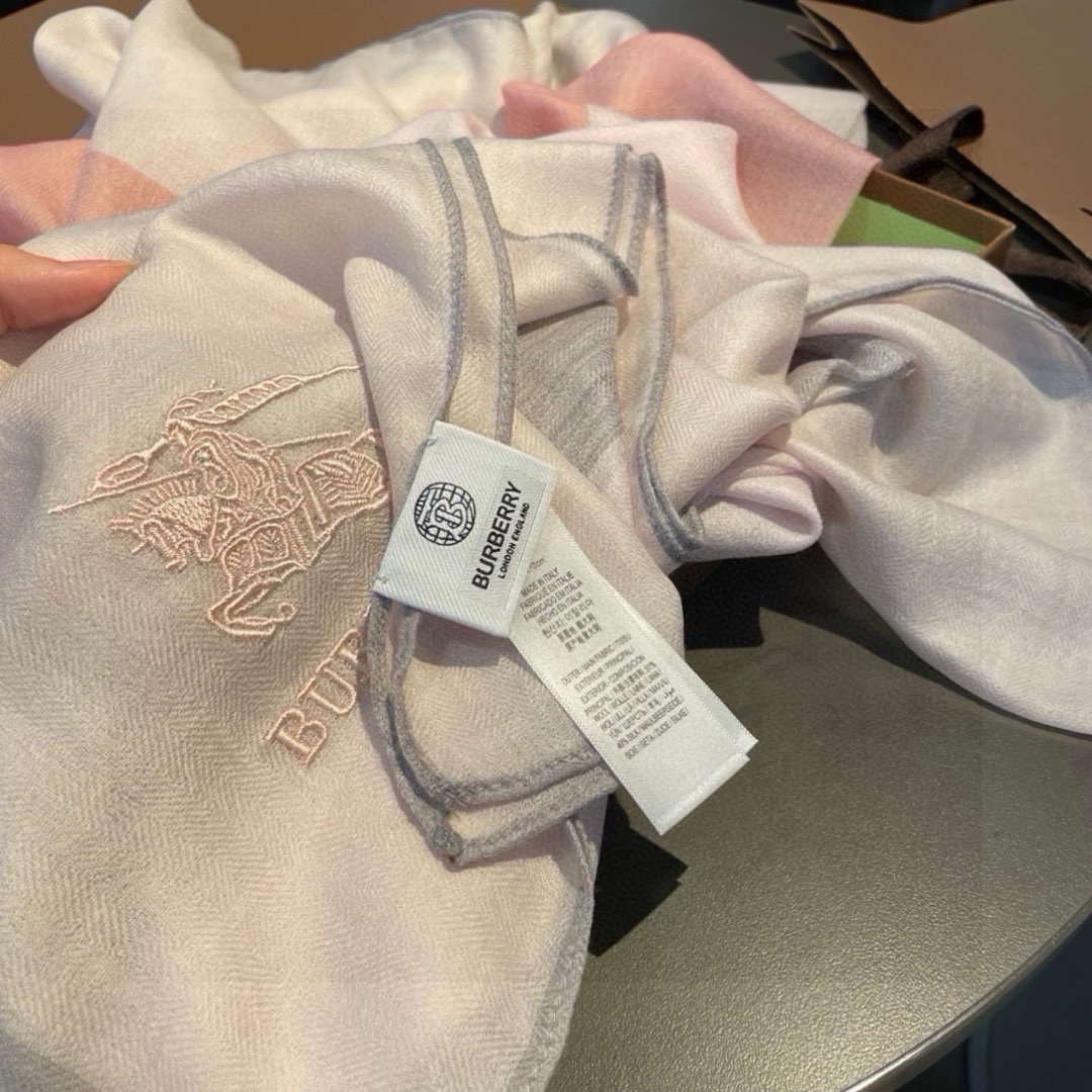 巴宝莉Burberry 经典专柜款、专柜同步 超薄羊绒格子披肩现货秒发 衣柜必备经典款VIP推荐！！！早