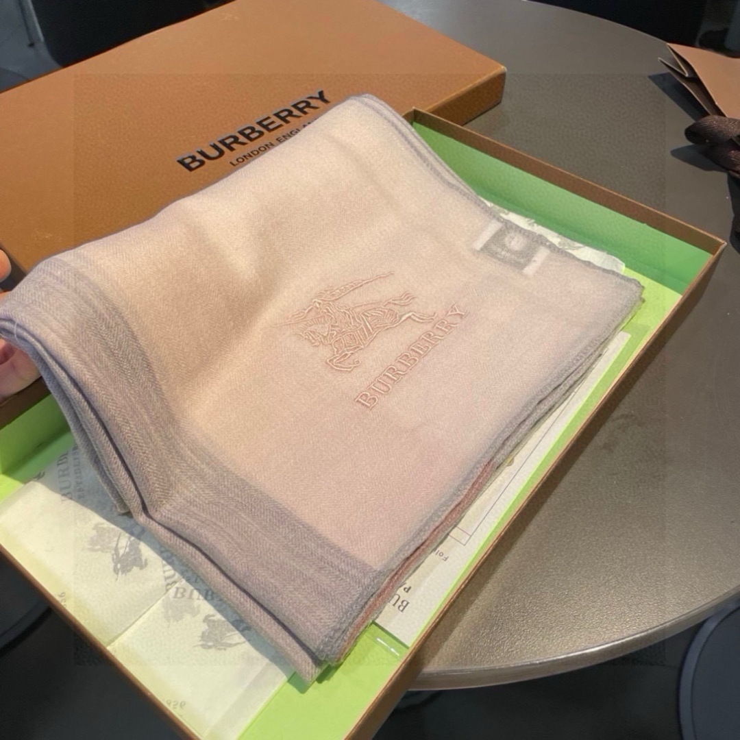 巴宝莉Burberry 经典专柜款、专柜同步 超薄羊绒格子披肩现货秒发 衣柜必备经典款VIP推荐！！！早