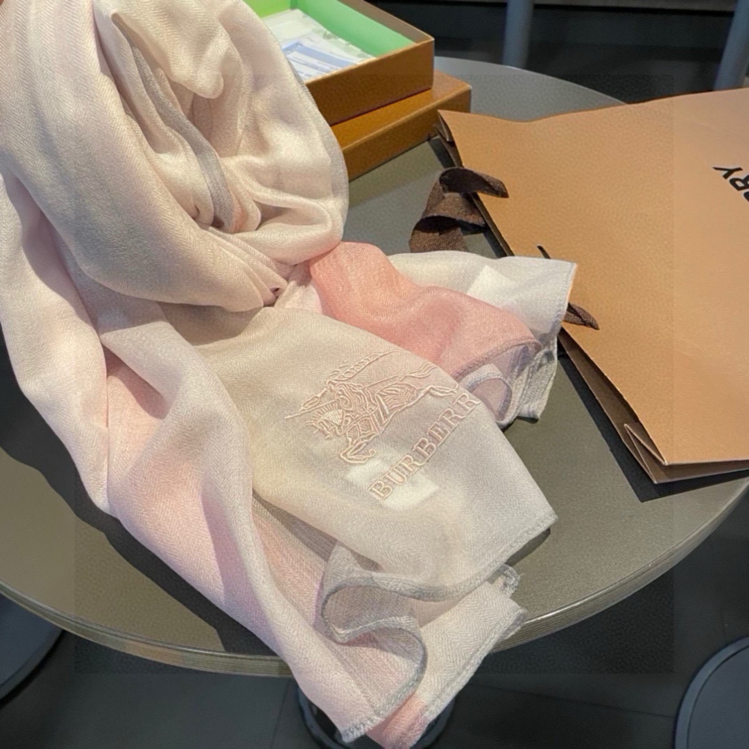 巴宝莉Burberry 经典专柜款、专柜同步 超薄羊绒格子披肩现货秒发 衣柜必备经典款VIP推荐！！！早