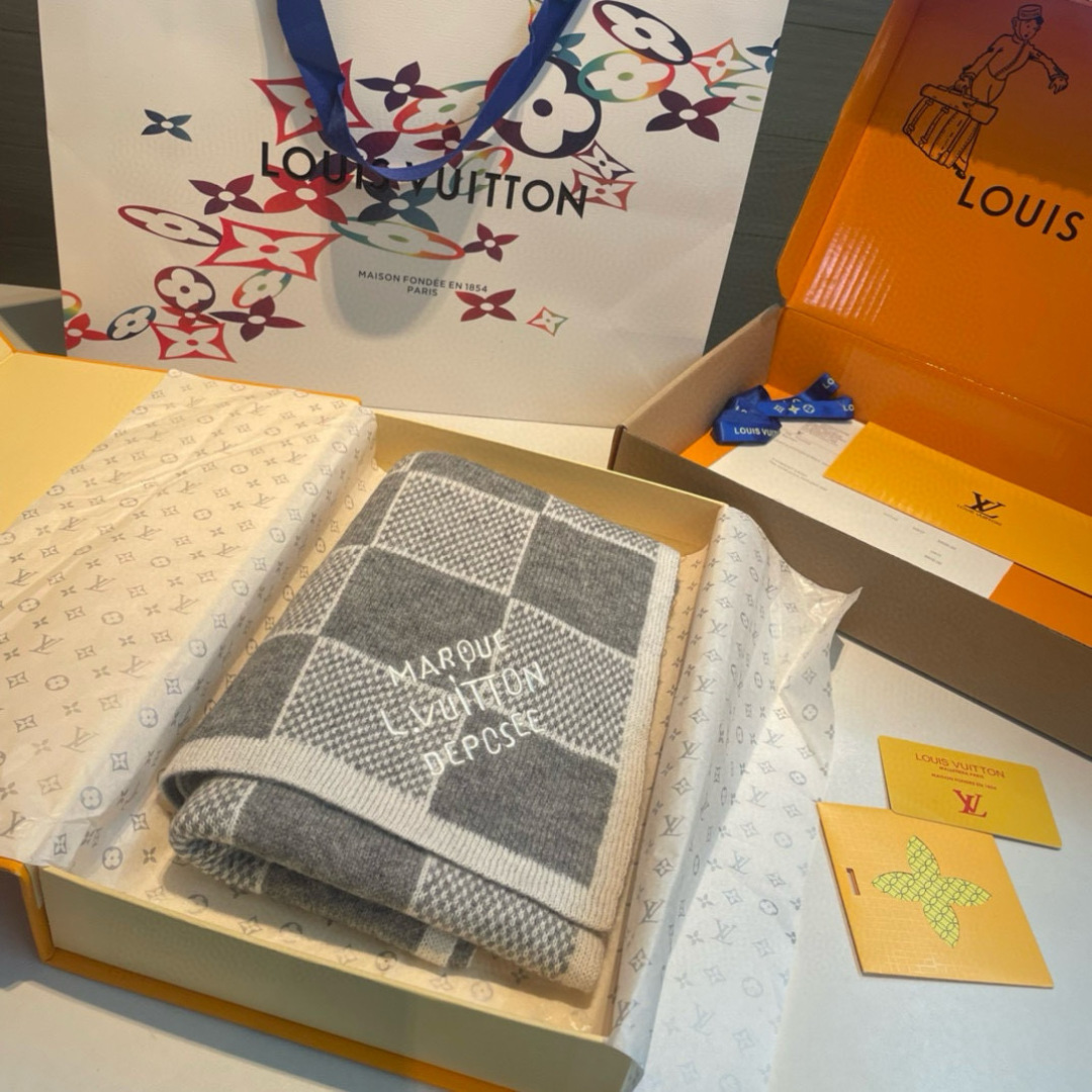 大驴家最美的围巾没有之一，独家首发，Fluffygram 围巾取材羊驼毛和绵羊毛混纺，以拉绒处理营造舒适