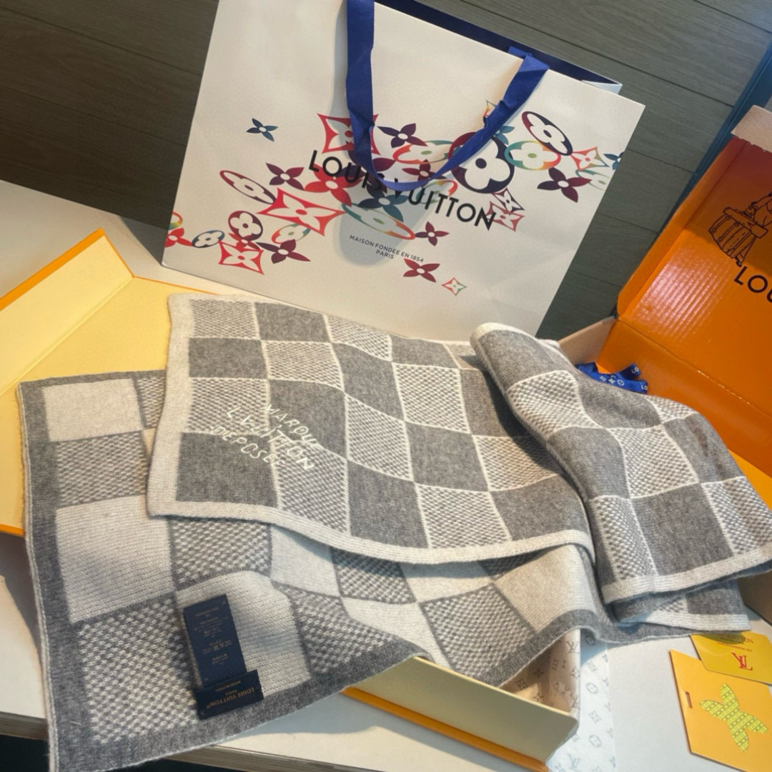 大驴家最美的围巾没有之一，独家首发，Fluffygram 围巾取材羊驼毛和绵羊毛混纺，以拉绒处理营造舒适