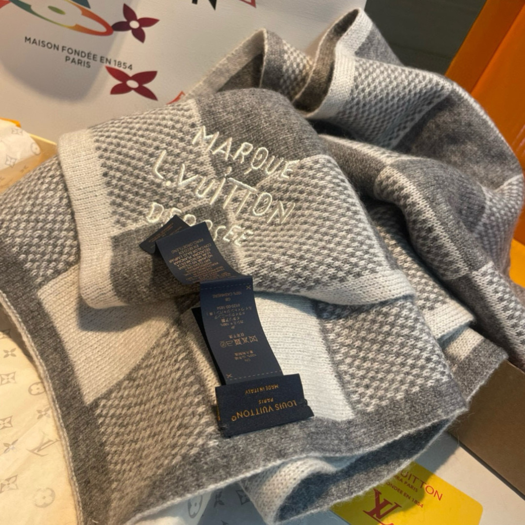 大驴家最美的围巾没有之一，独家首发，Fluffygram 围巾取材羊驼毛和绵羊毛混纺，以拉绒处理营造舒适