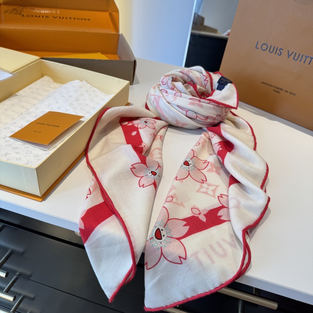 LV(路易威登)最最新的专柜主打款 樱花 度假及日常都非常好搭配的款 订单私流 】一看到就想去度假‼️平