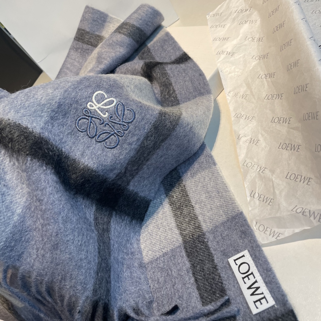 上新！Loewe · 罗意威️难得一见的温柔配色，低调又不失优雅❗️】重点推荐❗️双面配色，一条围巾两种