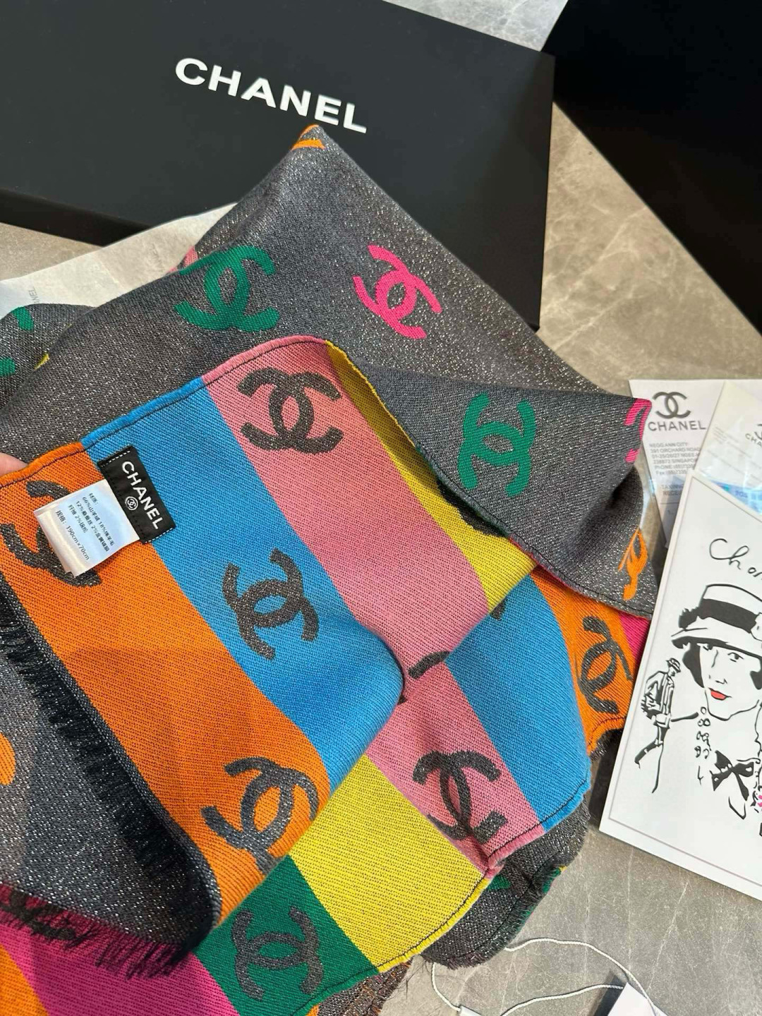 爆款彩虹围巾果然是芭比的配色，上身非常好看香奈儿彩虹围巾，chanel24c 早春新品彩虹亮丝围巾披肩，