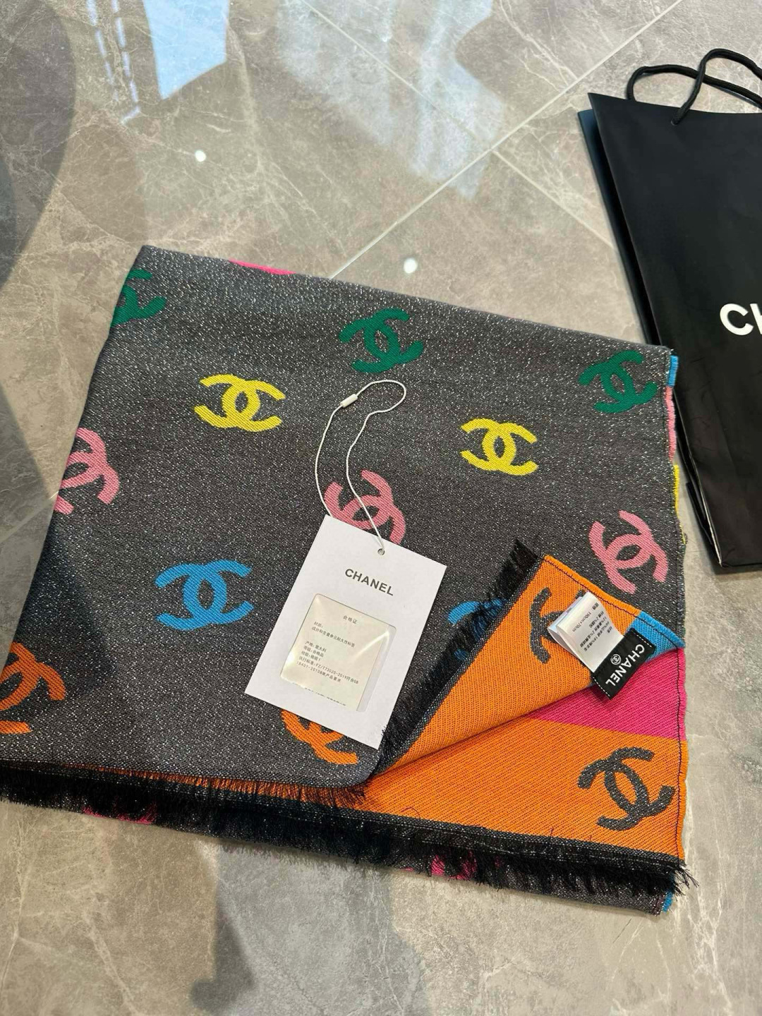 爆款彩虹围巾果然是芭比的配色，上身非常好看香奈儿彩虹围巾，chanel24c 早春新品彩虹亮丝围巾披肩，